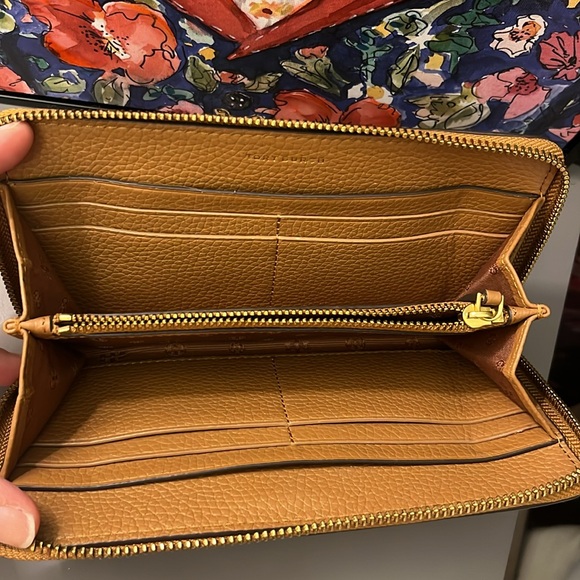 Tory Burch Saffiano Leather Zip Around Logo Wallet - Picture 4 of 5